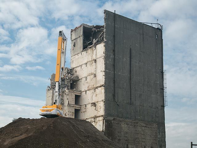 Seli Manutenzioni Generali S.r.l demolisce l'imponente oleificio Belloli a Milano con l'escavatore da demolizione Doosan DX530DM 