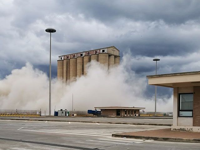 Demolizione con esplosivo dei silos del porto di Cagliari