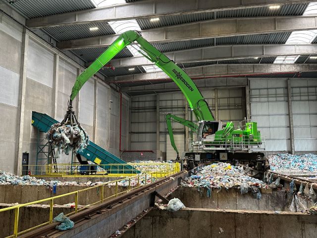 A Val’Up la movimentazione dei rifiuti è affidata a due Sennebogen 835E elettrici