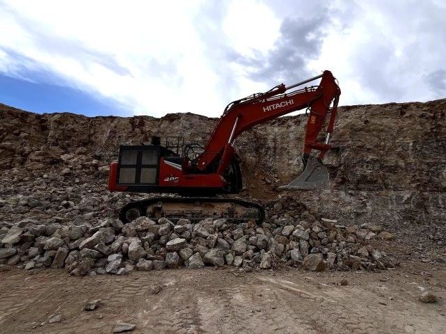 Gli escavatori ZX350LCN-7 e ZX490LCH-7 al lavoro nella cava del Gruppo Concrete 