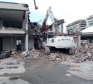 Demolito l’ex centro direzionale di Levante a Genova