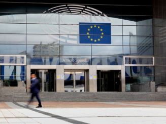 Nuove norme UE su rifiuti tessili, alimentari e veicoli fuori uso: il Parlamento approva, ma le associazioni criticano le lacune