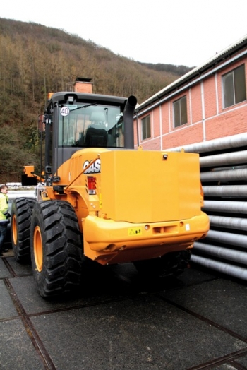 La protezione antiurti posteriore è stata prodotta sulla base delle richieste del cliente e protegge il comparto motore  durante la retromarcia.