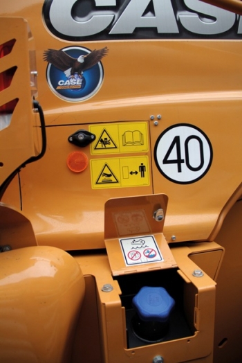 La struttura addizionale ha comportato lo spostamento dello sportellino del serbatoio su un lato della macchina, sopra il serbatoio di AdBlue.