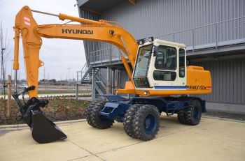 Il primissimo escavatore gommato Hyundai Robex 130 assemblato in Belgio ha finalmente trovato la casa che merita. Assemblato e venduto nel 1995/1996, HCEE  è riuscita l'anno scorso a riaverlo dal suo proprietario belga. Dopo un po' di ritocchi estetici, 