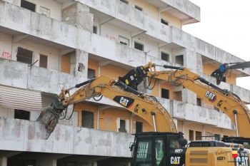 Demolizione vela gialla