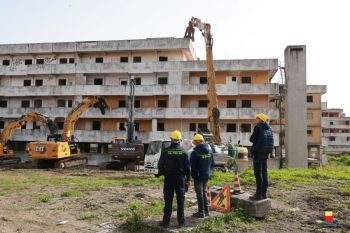 Demolizione vela gialla