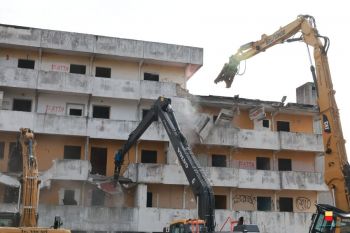 Demolizione vela gialla