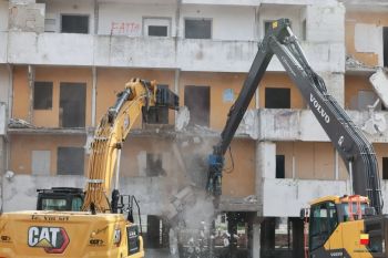 Demolizione vela gialla